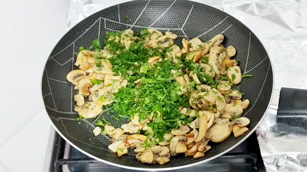 SAUTE MUSHROOMS WITH OLIVE OIL AND GARLIC