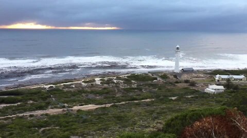 SOUTH AFRICA - Cape Town - The Slangkoppunt Lighthouse in Kommetjie (video) (5du)