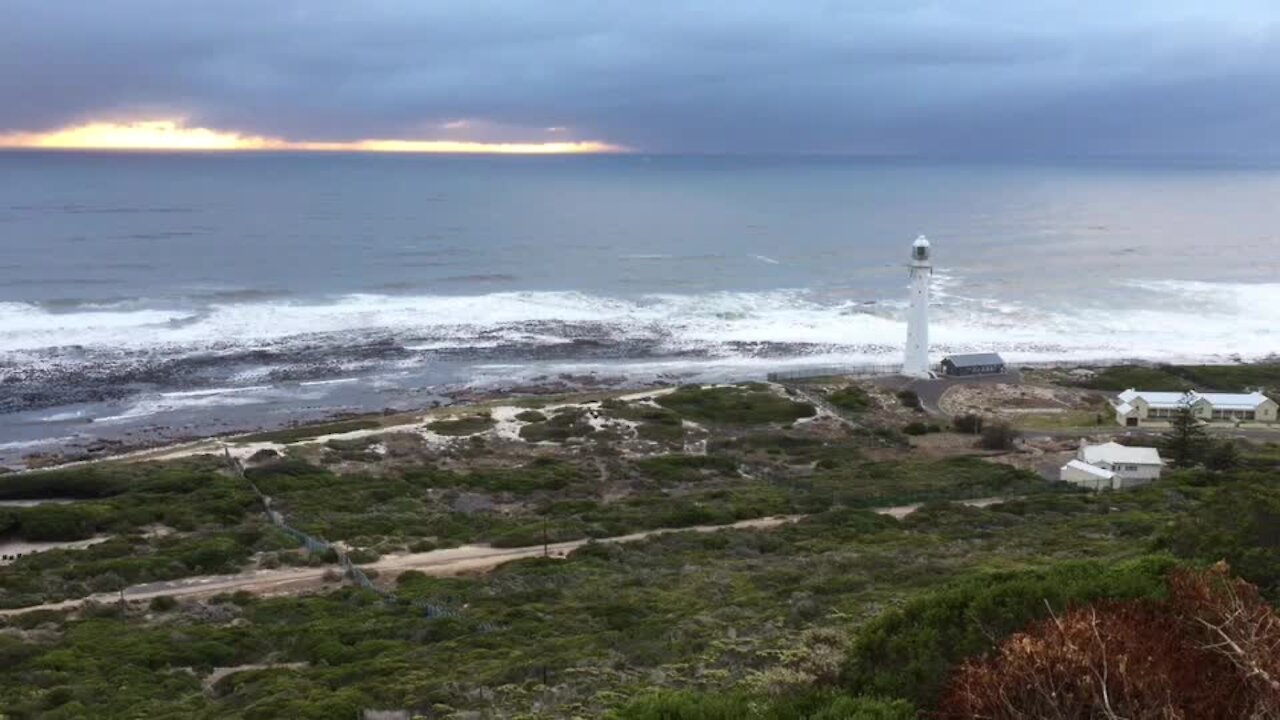 SOUTH AFRICA - Cape Town - The Slangkoppunt Lighthouse in Kommetjie (video) (5du)