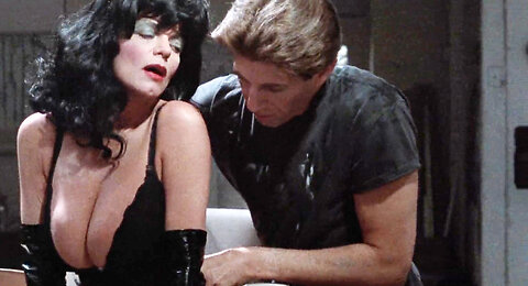 Voluptuous Carol Wayne as an art model in Heartbreakers 1984
