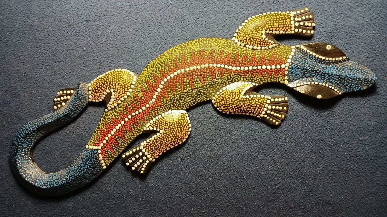 CURIOS for the CURIOUS [62] : Hand Painted Wooden Gecko with Dots #2. Made in Indonesia.