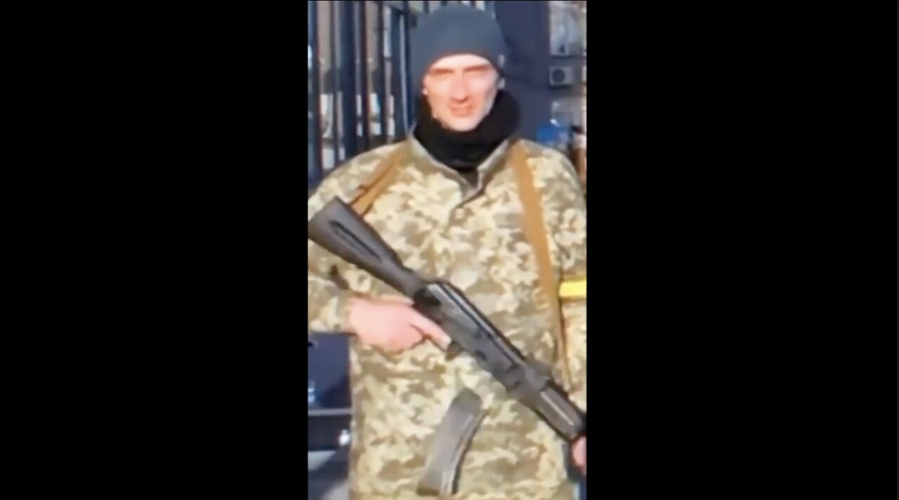 MAGAZINE FALLS OFF RIFLE IN UKRAINE "SOLDIER"s HANDS