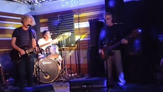 אפור גשום במונה