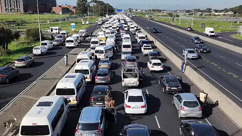Chaos erupts as taxi unrest escalates in Cape Town (1) 