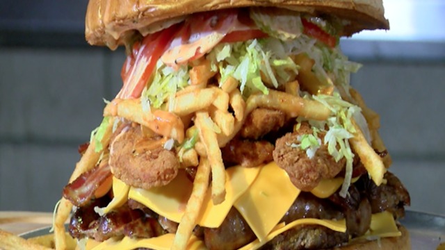 FOOD CHALLENGE! Arizona Cardinals want you to eat this monster burger - ABC15 Digital