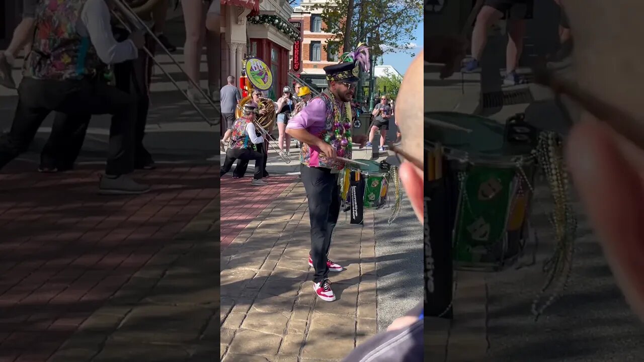 MARDI GRAS street performers 🎺🎭 #universalorlando #uoap #shorts