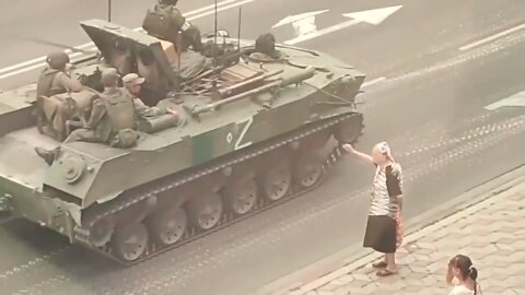 Old lady baptizes Russian vehicles advancing to the border in liberated Melitopol