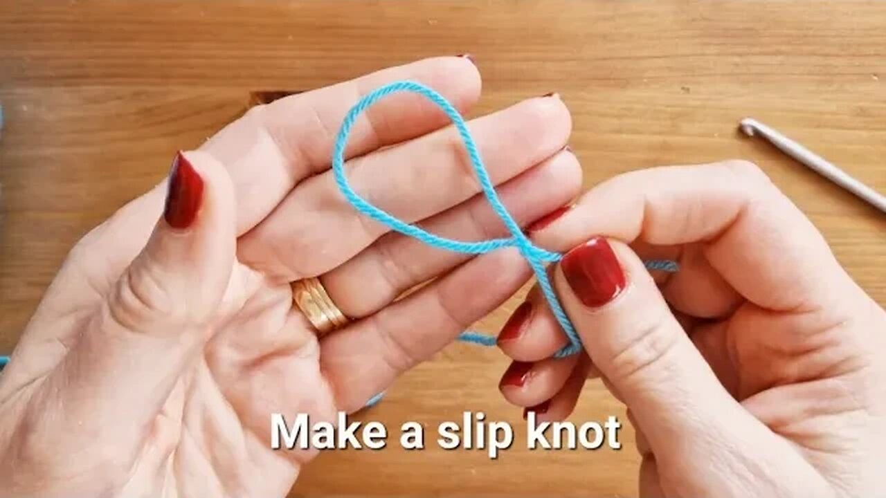 How to make a slip knot for crochet and knitting.