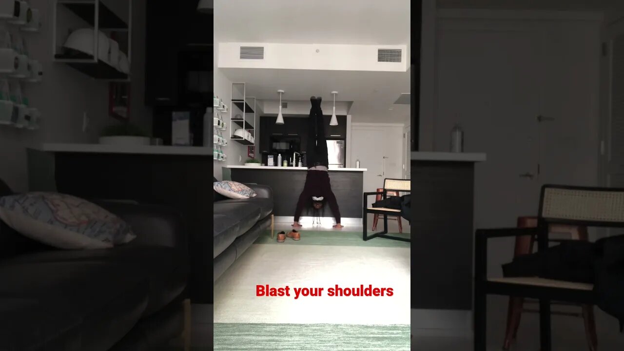 How to get insane shoulders and get the strength to do a handstand