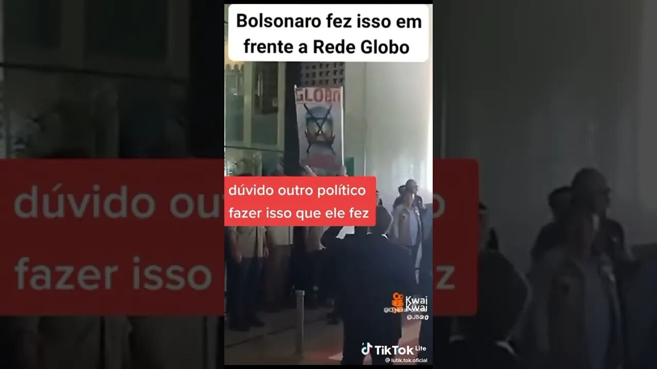 Bolsonaro ergue cartaz escrito Globo lixo na porta da emissora