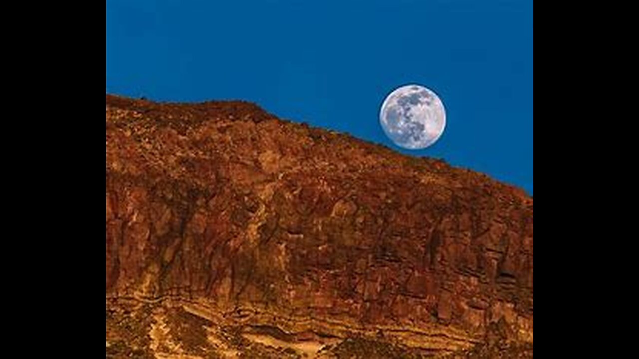 Moon Setting Behind Teide Volcano: A Majestic Dawn 🌕🌋