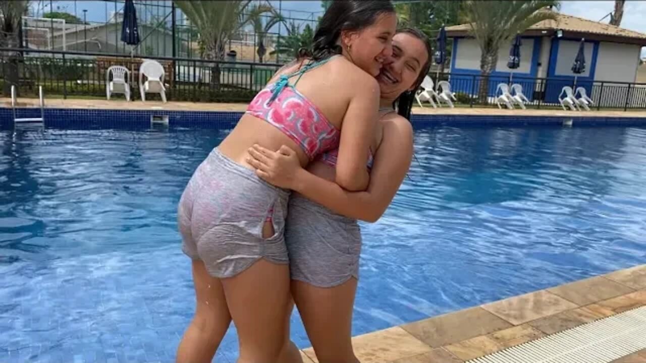 UM DIA DE BRINCADEIRAS NA PISCINA 🤩 3 irmãs demais