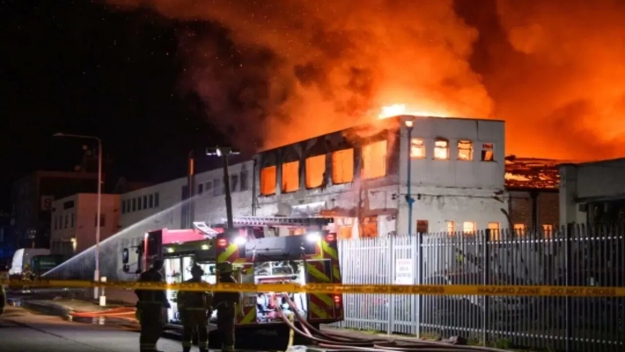 Massive fire in Ilford as 100 firefighters sent to tackle the blaze inferno