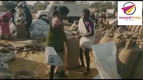 खुद धान तौल रहे किसान