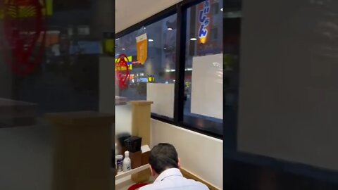 Nos restaurantes do Japão hoje ainda está assim!
