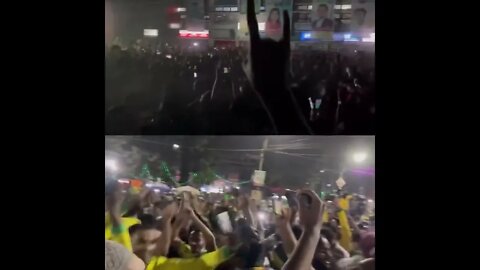 Milhares de pessoas em Bangladesh celebrando a vitória do Brasil sobre a Suíça na Copa do Mundo