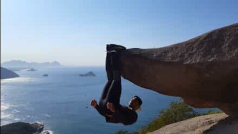 Jovem equilibra-se na "Pedra do Telégrafo" usando apenas os pés