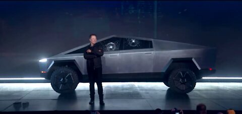 They break the armored glass of the Tesla cybertruck in its presentation