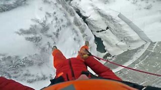 Un incroyable saut depuis un barrage gelé dans les Alpes