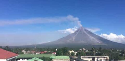 Enorme erupção de vulcão é filmada nas Filipinas