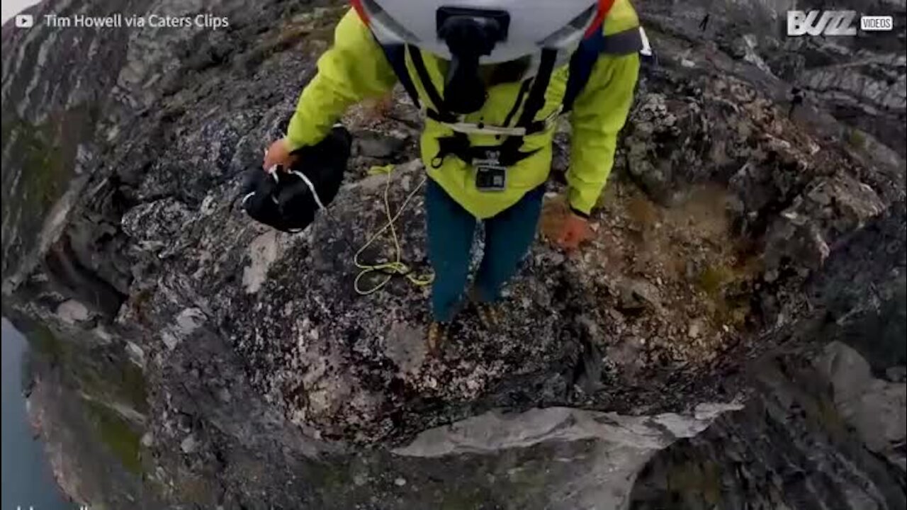 Il réalise un saut en BASE jump, au-dessus des baleines