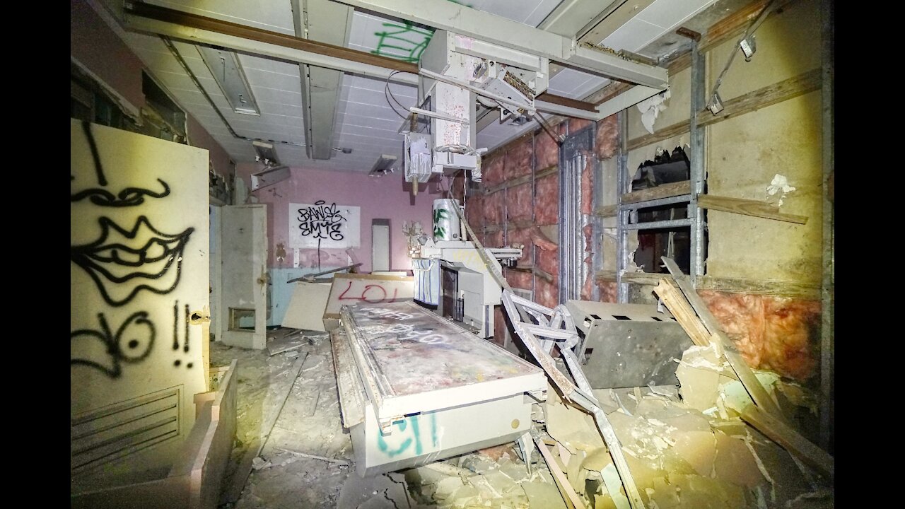 Abandoned Hospital - We Got To The Roof