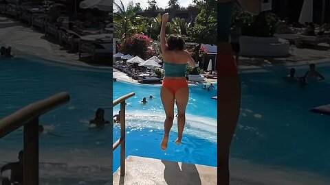 "Mrs. SIPPY Bali, She Conquers the Epic High Dive🏊‍♂️ | Surviving the Ultimate Splashdown!"