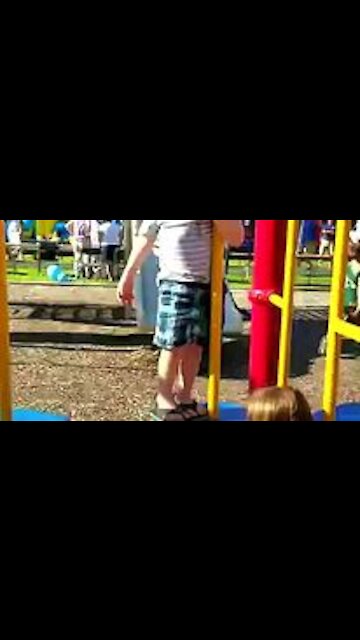 Adorable 3-Year-Old Twins Team Up To Get Across Obstacle