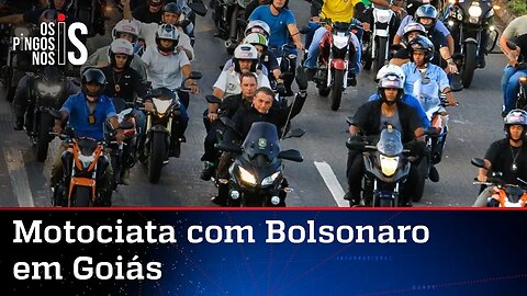 Bolsonaro é recebido por multidão em Goiânia e participa de motociata