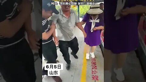 山东一男子坐过山车被吓哭