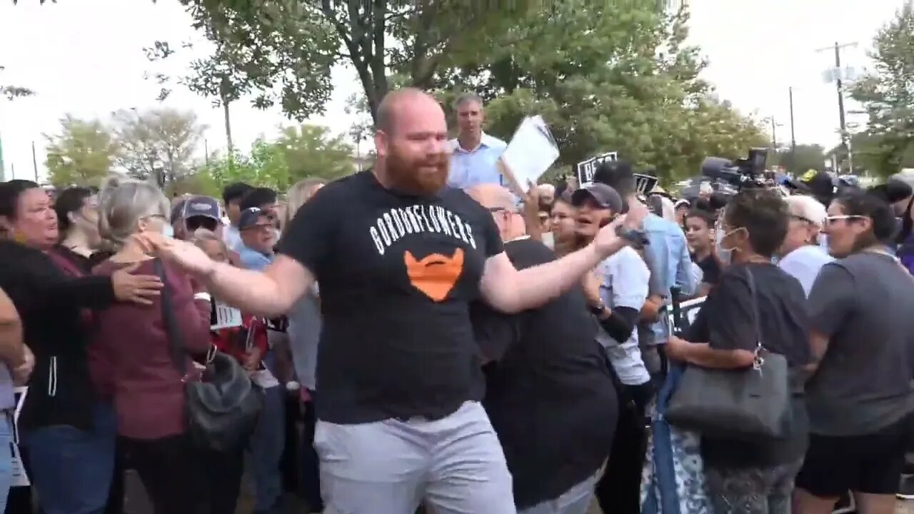 Man goes to Beto Rally to Challenge Beto O'rourke on Trans Kid Debate