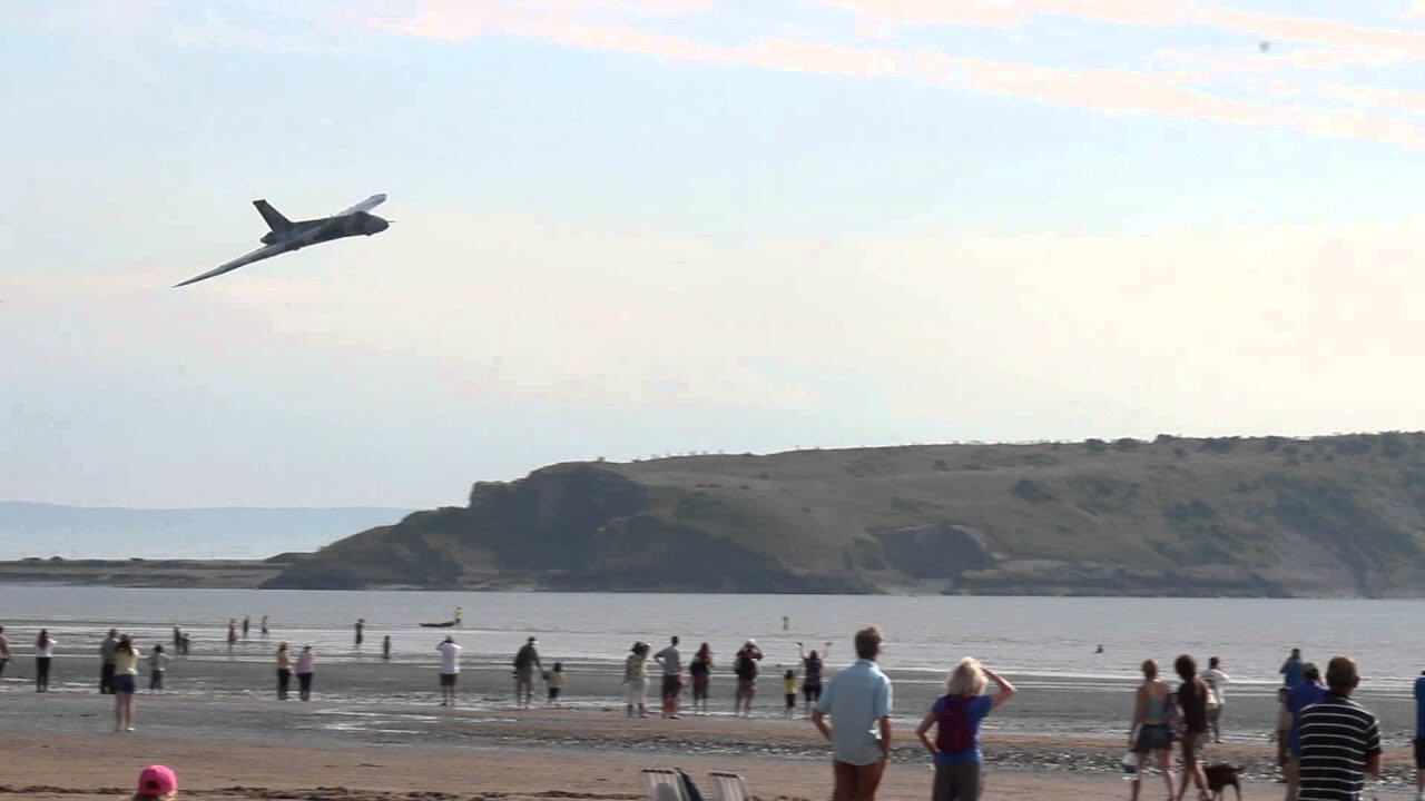 Vulcan Bomber stuns beach-goers with a low fly