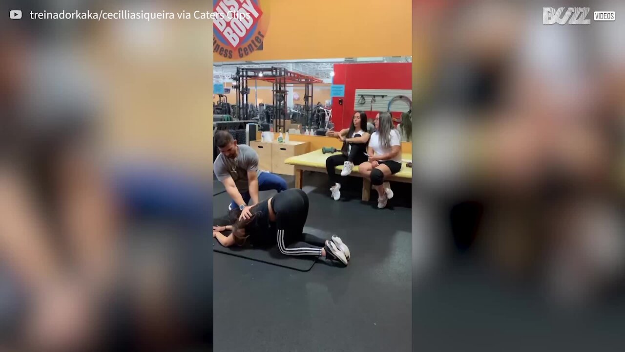 Jovem solta um pum durante alongamentos com o personal trainer