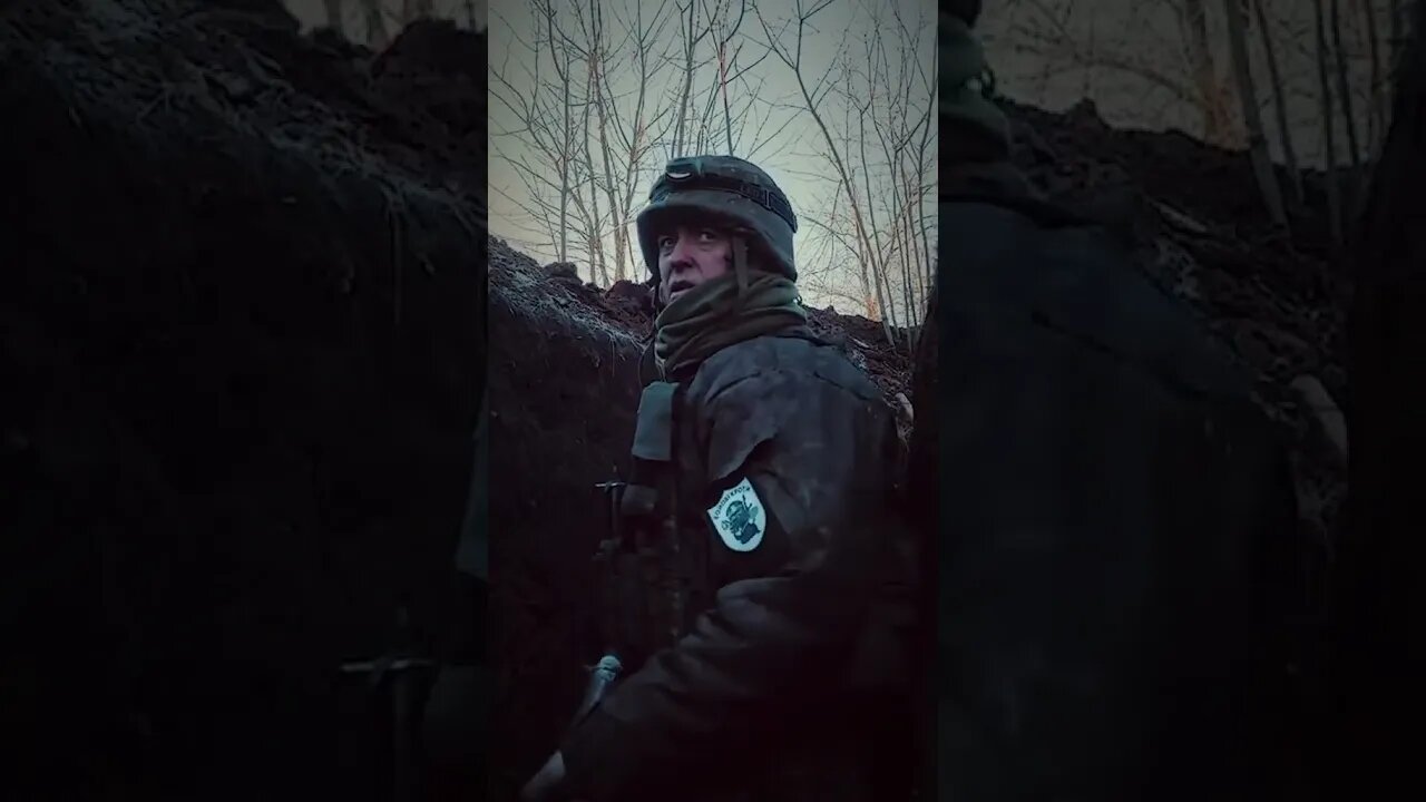 Ukraine vs Russia : soldat obosit sapa Șanțuri de adăpost in război