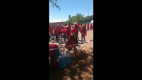 UJ workers continue strike for third day to press for permanent jobs (8Ua)