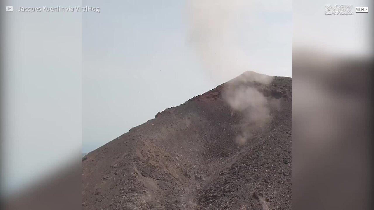 Incredibile eruzione vulcanica filmata dal drone