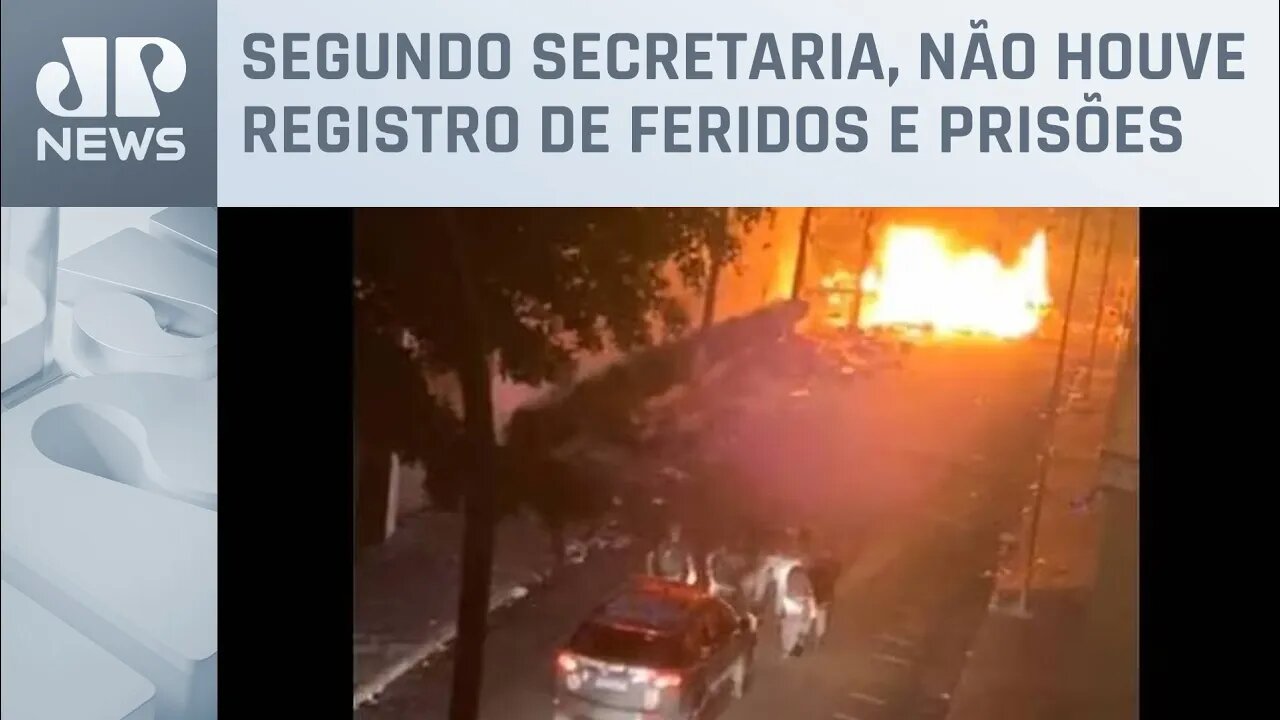 Usuários de drogas queimam lixo após confronto com a polícia na Cracolândia