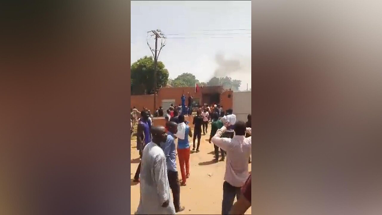 The French embassy in the capital of Niger set on fire by protestors