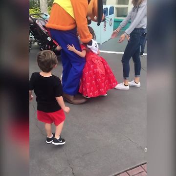 Goofy Accidentally Knocks Over A Tot Boy And Scares Him