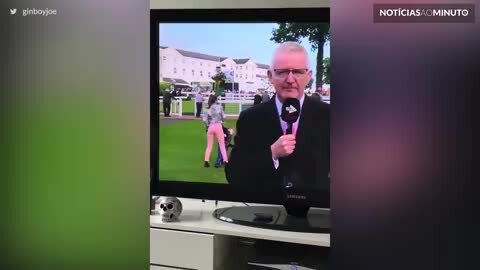 Criança é arrastada no chão ao interromper transmissão na TV