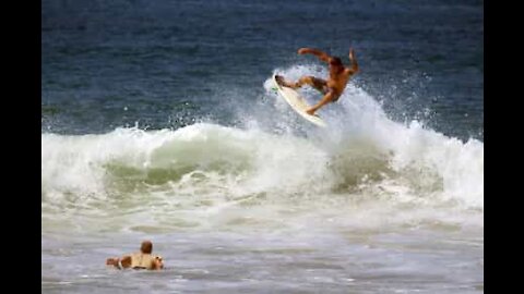 Deux surfeurs se percutent en pleine acrobatie