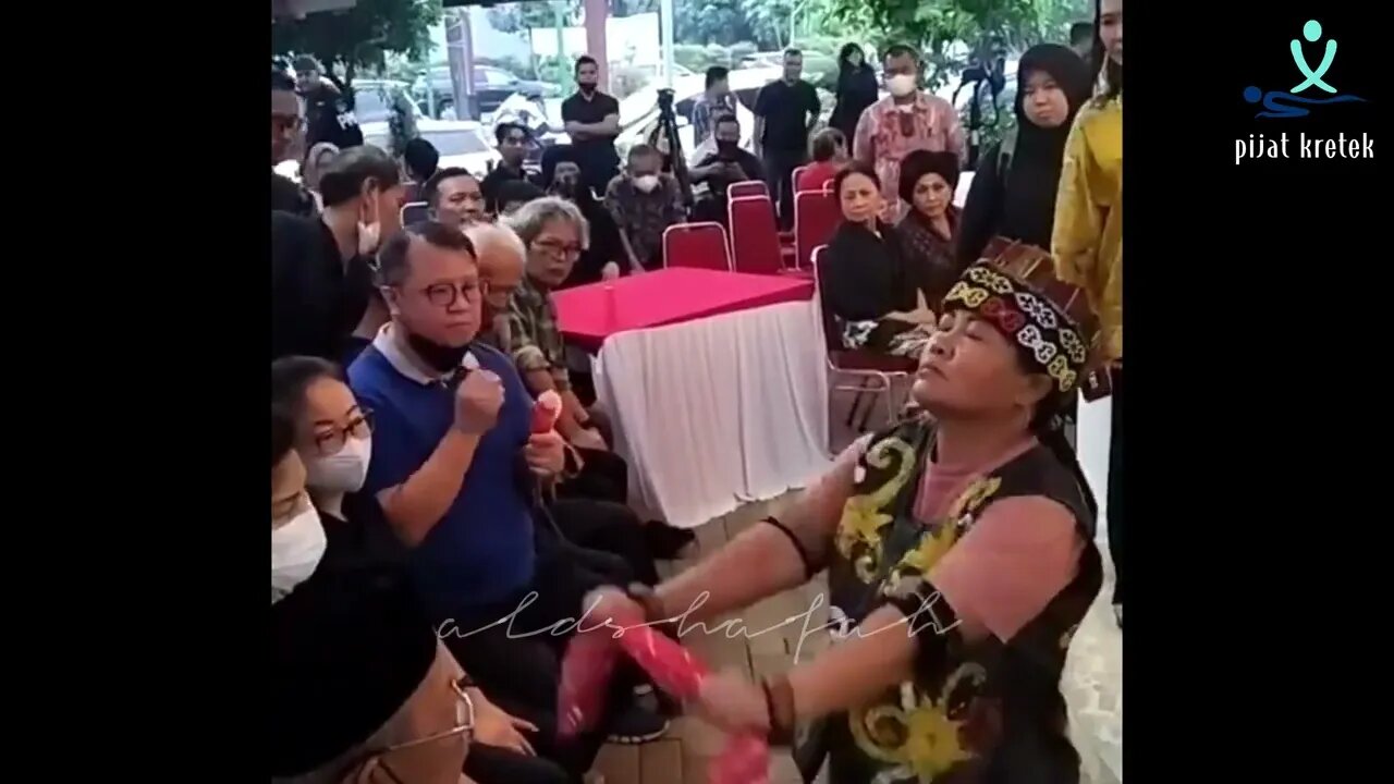 Pengobatan Ibu Ida Dayak | tangan jurus ular dinormalkan