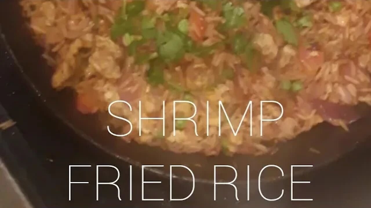 How to make shrimp fried rice!! Chinese fried rice recipe | @Chronic.Eats on IG 🥡🥢 #friedrice