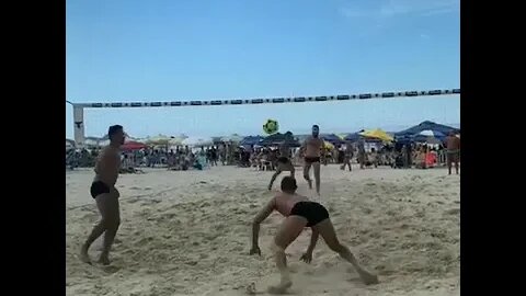 bizarro como defendeu essa bola #futevôlei