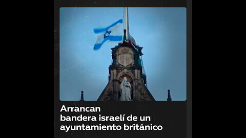 Manifestantes retiran la bandera israelí de un edificio público británico