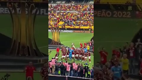 Time do Flamengo levantando a taça da Libertadores 2022