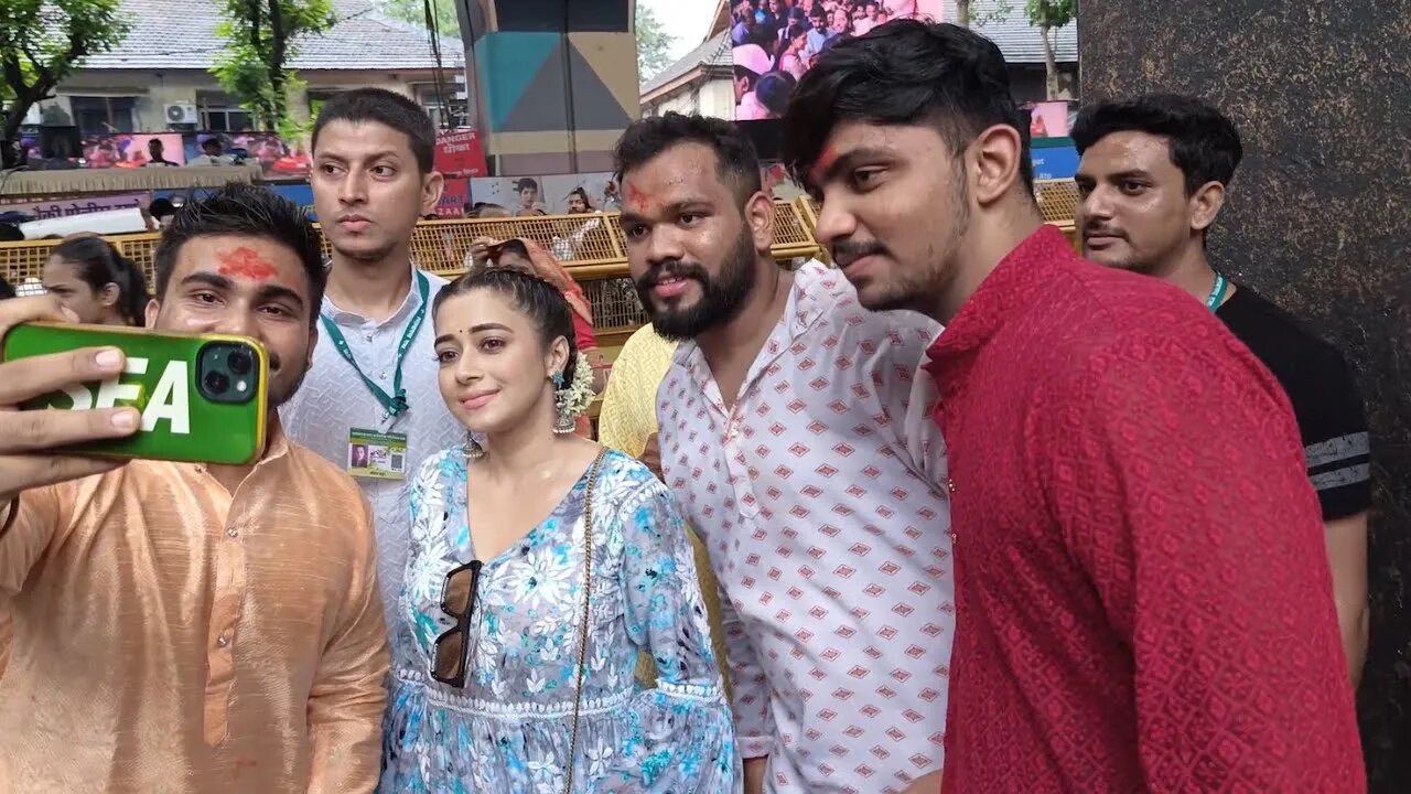Tina Datta Visits Lalbaugcha Raja 🛕