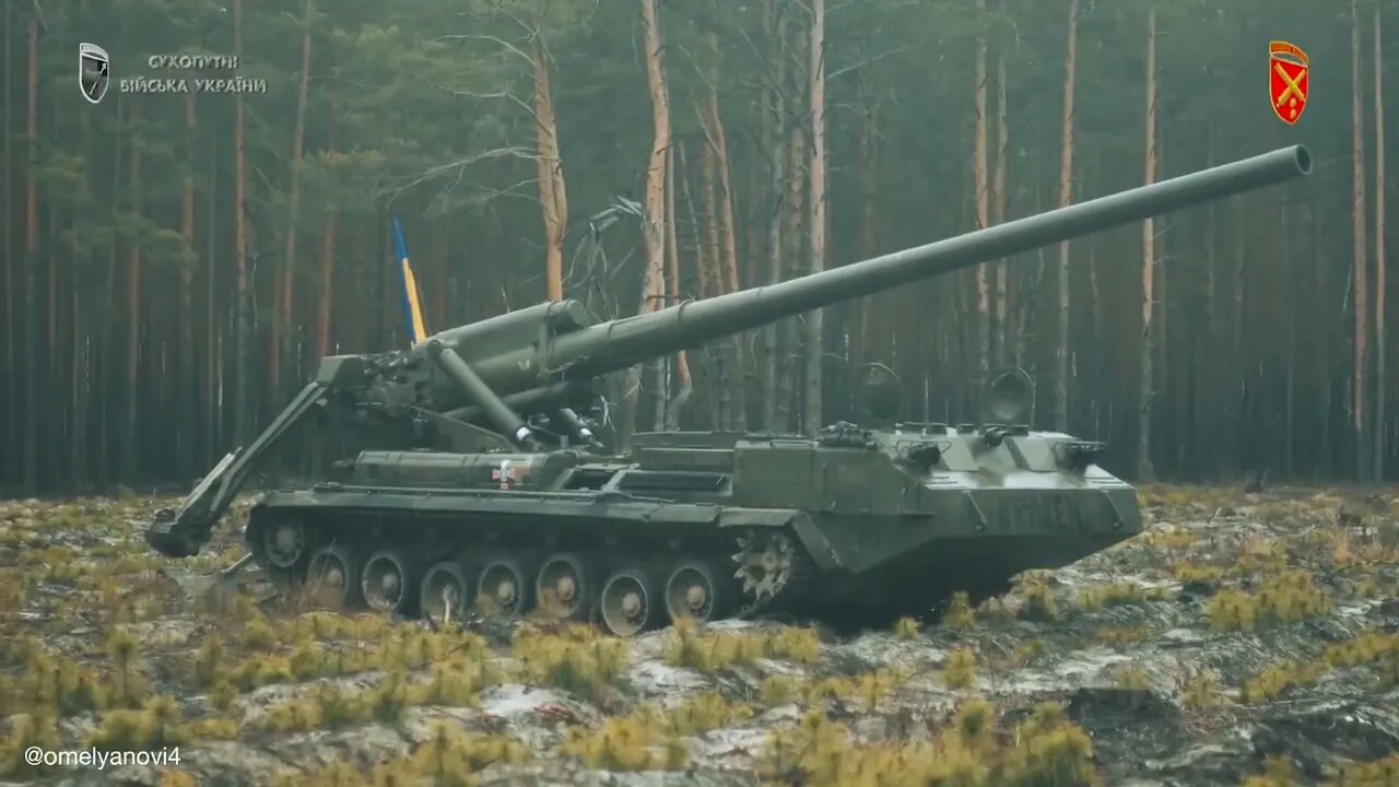 Ukrainian 203mm artillery fires at Russian soldiers.