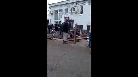 ★★★ Kyiv residents preparing for the Russian assault with makeshift hedgehog barriers and molotovs