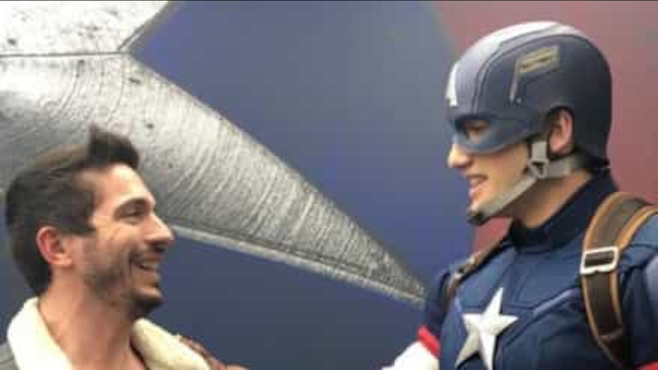 Cet homme est très excité à l'idée de voir Captain America